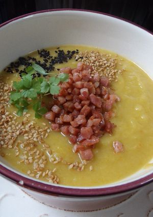 Una foto de Crema de puerros con jamón, sésamo y arañuela