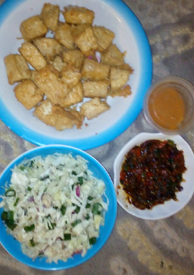 A picture of Tofu with sauce and veggies.