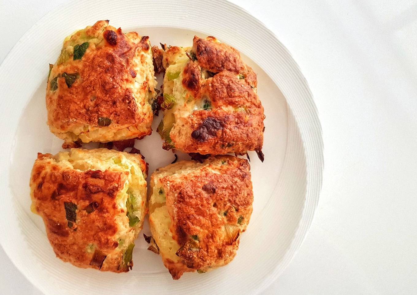 Scallion cheese scones