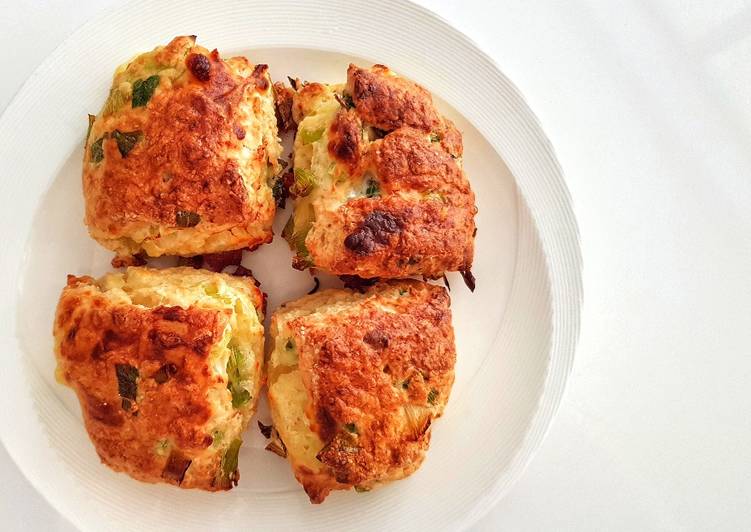 Scallion cheese scones