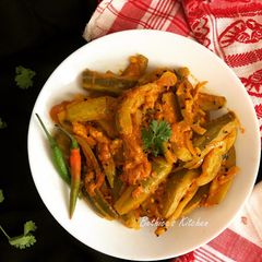 A picture of Kancha Aam diye Potoler Chorchori (Parwal Curry with Raw Mango - Bengali Style).