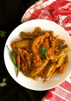 A picture of Kancha Aam diye Potoler Chorchori (Parwal Curry with Raw Mango - Bengali Style).