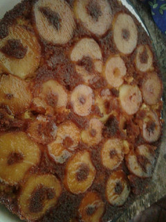 Una foto de Torta de manzana y a la invertida