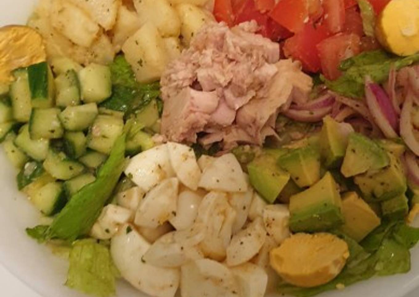 Ensalada saludable con vinagreta de perejil