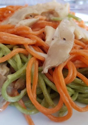 Une photo de Spaghetti colorés aux champignons