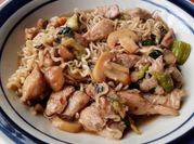 Una foto de pechuga de pollo con espinaca y champiñón
