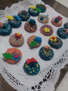 Una foto de Decorar cake pop y mini rosquillas