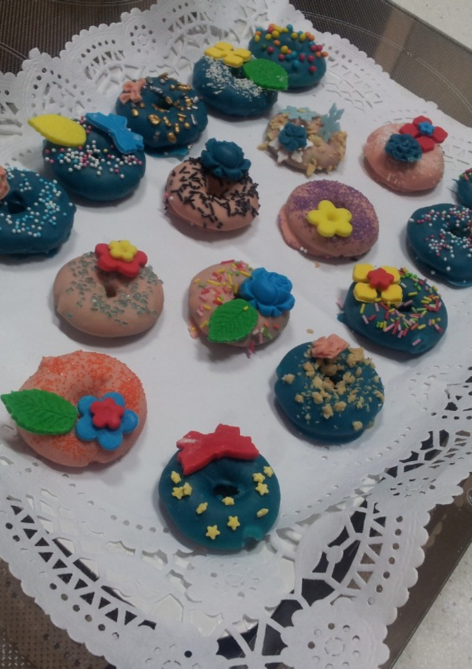 Una foto de Decorar cake pop y mini rosquillas