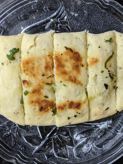 स्टफ्ड गारलिक ब्रेड (stuffed garlic bread recipes in marathi) रेसिपी चे मुख्य फोटो