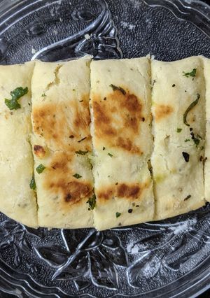 स्टफ्ड गारलिक ब्रेड (stuffed garlic bread recipes in marathi) रेसिपी चे मुख्य फोटो