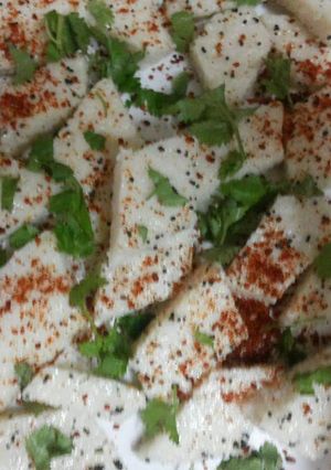 A picture of White dhokla.