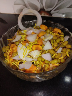 મગ ચાટ (Moong chat recipe in Gujarati) રેસીપી મુખ્ય ફોટો
