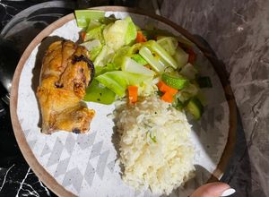 Una foto de Arroz y Vegetales con pollo rostizado
