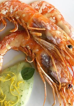 Foto di Gamberoni alla griglia, salsa al limone e crema di patate