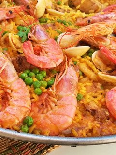 Una foto de Paella mixta de conejo y marisco en barbacoa