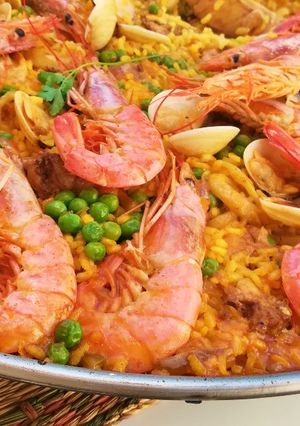 Foto principal de Paella mixta de conejo y marisco en barbacoa