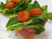 Una foto de tostada con aceite de oliva cherry