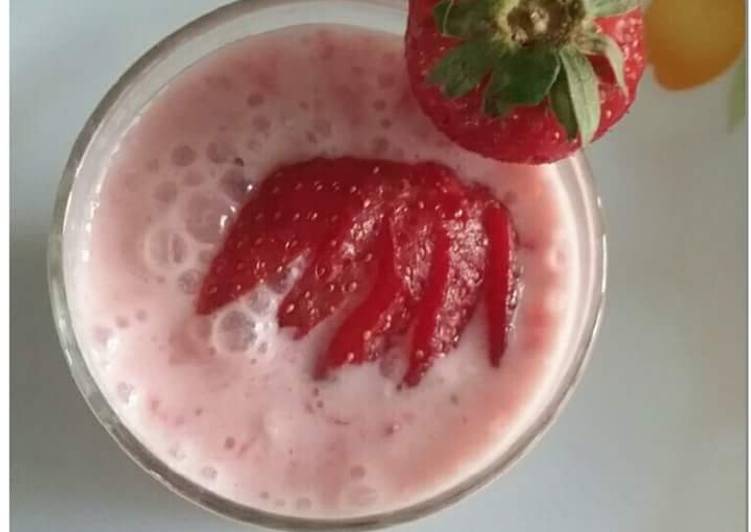 Steps to Prepare Speedy Strawberry sweet lassi 😊😊😊