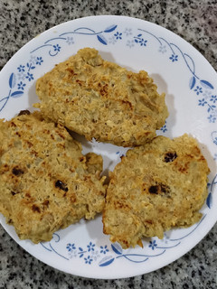 Una foto de Torticas de atún con Avena en hojuelas de frutos rojos