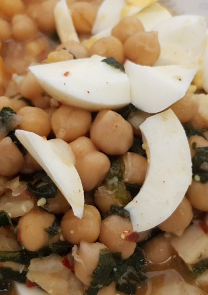 Una foto de Potaje de Cuaresma, con garbanzos, espinacas y bacalao
