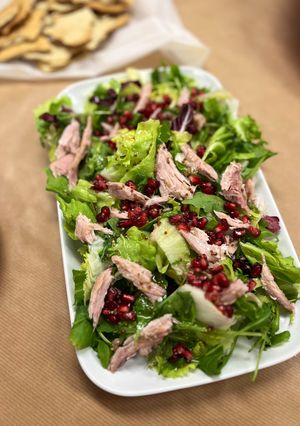 Una foto de Ensalada navideña con perdiz en escabeche y vinagreta