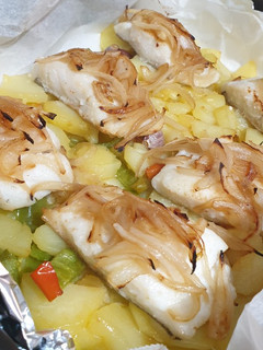 Una foto de Bacalao con cebolla caramelizada al horno