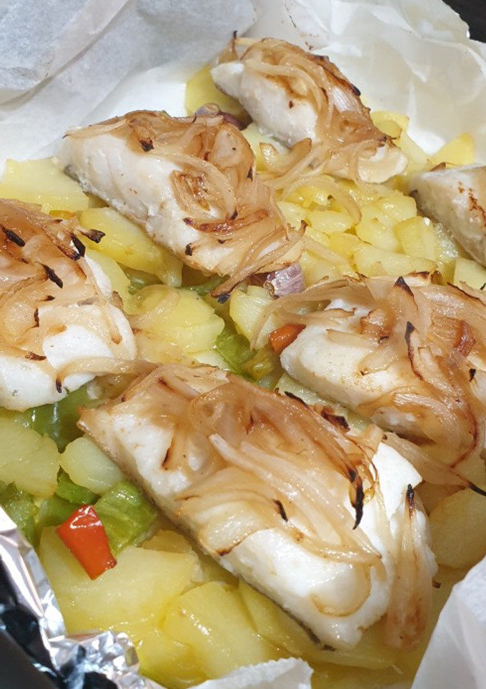 Una foto de Bacalao con cebolla caramelizada al horno