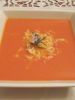 Una foto de Crema caliente de tomate al romero