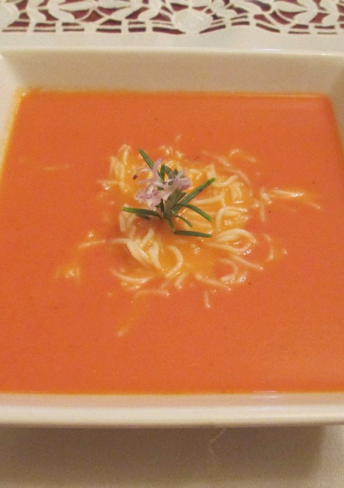 Una foto de Crema caliente de tomate al romero