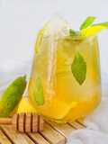Té verde helado con hierbabuena y miel