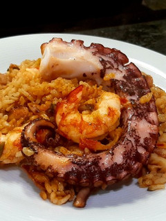 Una foto de Paella de pulpo y gambones
