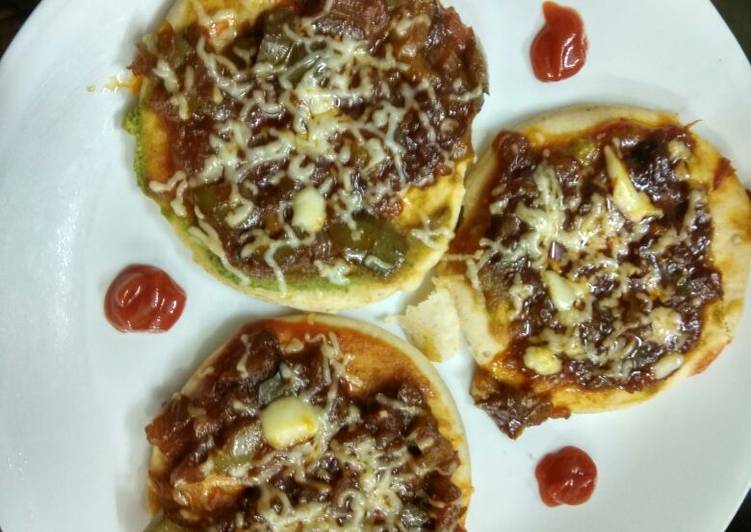 Simple Way to Make Homemade Delicious Mini Veg Pizza
