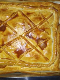 Una foto de Empanada de cebolla caramelizada y queso de cabra