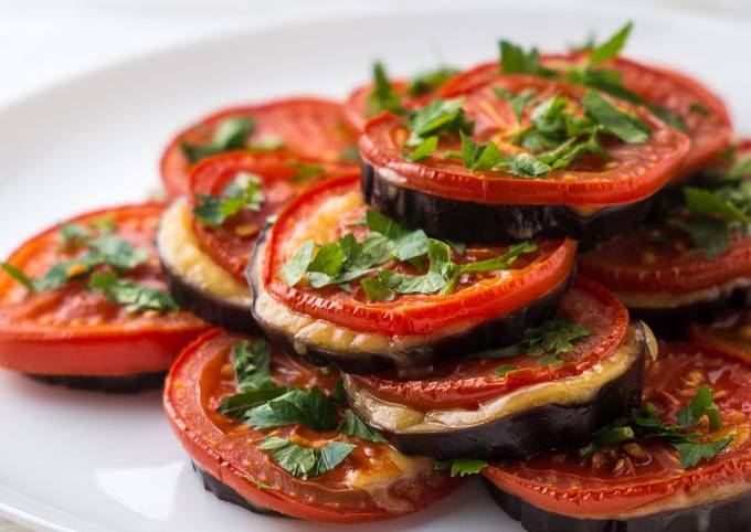 Баклажаны с помидором и зеленью, запеченные в духовке (пошаговый фото рецепт) - ВашВкус