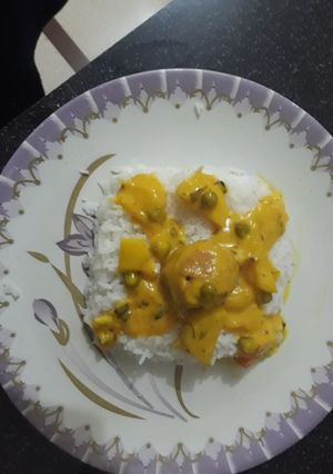 A picture of Kadhi Pakoda with white rice.