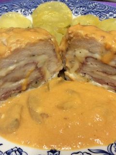 Una foto de Pechuga rellena con crema de piquillos y setas🌹💗🥂