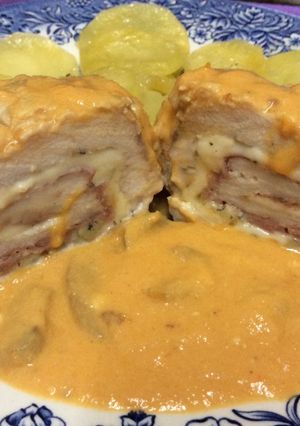 Foto principal de Pechuga rellena con crema de piquillos y setas🌹💗🥂
