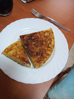Una foto de Tortilla de papas con jamón cocido y cebolla