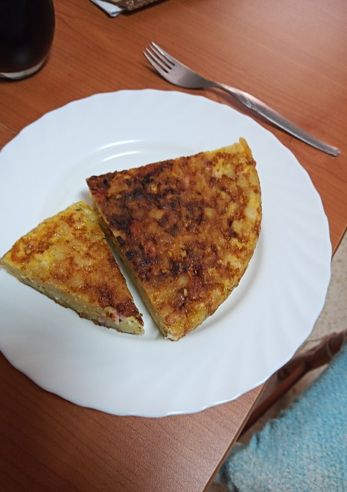 Una foto de Tortilla de papas con jamón cocido y cebolla