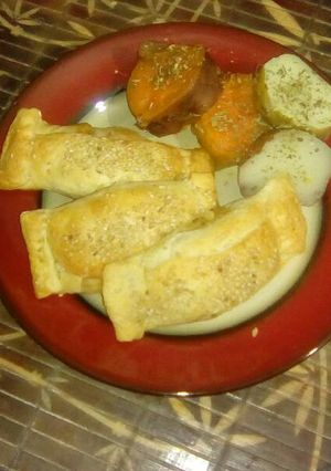 Una foto de Paquetitos hojaldrados de vegetales y pollo