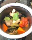 Canh Đùi gà hầm cải chua, quả cà chua, củ cà rốt và nấm sầm uất cô