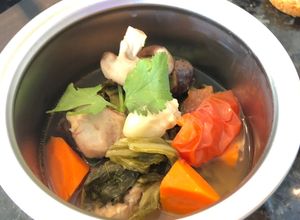 Hình của món Canh Đùi gà hầm cải chua, cà chua, cà rốt và nấm đông cô.