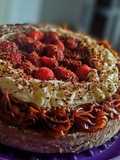 Brownie con crema, dulce de leche y frutillas