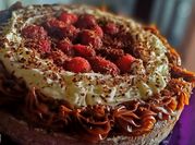 Una foto de brownies frutilla