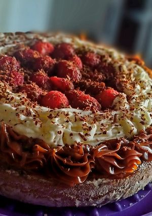 Una foto de Brownie con crema, dulce de leche y frutillas