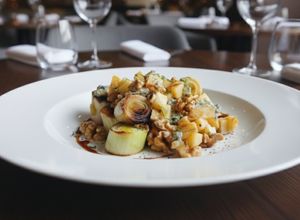 Foto principal de Puerros asados con Manzana y Queso azul en freidora de aire