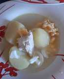 Consomé de gallina con huevo picado