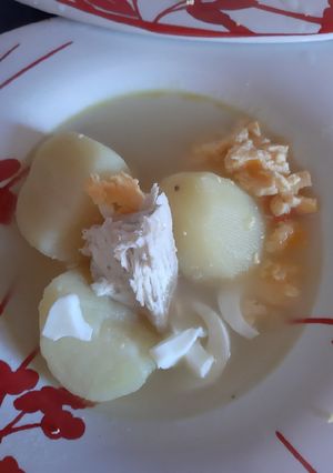 Una foto de Consomé de gallina con huevo picado