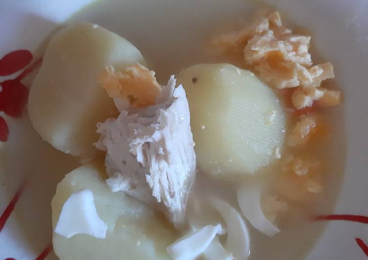 Consomé de gallina con huevo picado