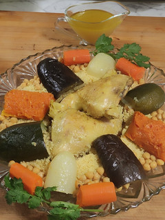 Una foto de Cous cous marroquí de pollo y verduras 🐔🍆🫑🥕